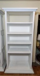 Estante de madeira patinada de branco, 5 prateleiras. 215 x 105 x 60cm.