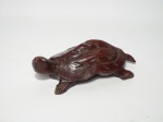 Escultura de madeira representando uma tartaruga - madeira polida e desenhada. Mede 18 cm de comprimento.