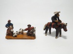 Arte Popular - Dois itens em barro cozido, sendo dois peões laçando boi, 12 x 6 cm e viajante montado em burro carregando barris, Alto do Moura, Caruaru - PE. Peças confeccionadas por parentes do Mestre Vitalino.12 x 12 cm.