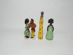 Arte Popular -Três esculturas em barro cozido, sendo 1 casal de dançarinos e 2 damas. Alt. maior 18cm.