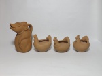 Arte Popular - quatro peças em barro cozido, sendo 1 escultura representando 1 vaso para água no formato de porquinho e 3 esculturas representando galinhas.