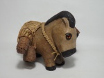 Arte Popular - escultura de terracota representando um burrinho com carga. Mede 22 cm de comprimento x 20 cm de altura.