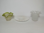 Lote comporto por 3 peças para compor lustre, sendo 2 mangas com bordas em movimento, 1 translúcida, 1 com borda na cor verde em degradê e 1 peça para lustre com bordas plissadas medindo 20 cm de diâmetro.