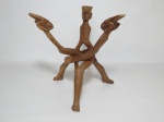 Escultura africana em madeira entalhada representando figuras humanas entrelaçadas. Costa do Marfim. Alt. 32cm.