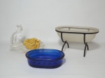 Três itens para banheiro, sendo 2 saboneteiras e 1 mini banheira em vidro jateado medindo 17 cm de comprimento x 10 cm de largura, saboneteira de acrílico representando 1 gato e 1 saboneteira em vidro grosso na cor azul.
