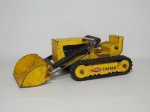 Brinquedo: mini trator de esteira em metal, cor amarela, mede 27 cm de comprimento.