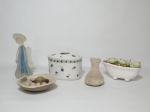 Cinco itens para banheiro, 1 porta escovas em porcelana, decorado com motivos florais; 1 porta sabonete no formato de banheira em porcelana branca; 1 escultura em vidro satinê; 1 escultura em pedra pome e 1 recipiente de cerâmica vitrificada com bolinhas de argila para perfumar ambiente. (O anjo apresenta base quebrada e colada).