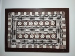 Papiro com motivos geométricos, Tahiti. Moldura de madeira. 71 x 95cm.