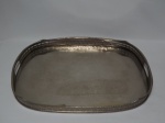Grande bandeja em metal com banho de prata, com galeria decorada com guirlandas, pegas embutidas na galeria. Medidas: 56 cm de comprimento x 44 cm de largura x 5 cm de altura. (Apresenta desgaste no banho de prata).
