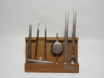 Conjunto para preparação de drinks. 6 peças em aço inox, suporte em madeira. Marcado Hercules.