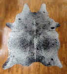 Tapete feito com couro de boi.  205 x 177cm.