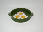 Bandeja em cerâmica vitrificada na cor verde, decorada com motivo de flores, ornada com alças no formato circular. Mede 25 cm de diâmetro x 5 cm de altura.