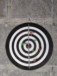 Jogo de dardos com 6 dardos. Diam. do alvo 40cm.