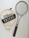 Raquete para tênis Wilson T2000. Estrutura em metal.