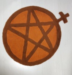 Tapete redondo no formato do símbolo de vênus com pentagrama. Diâm. 80cm.