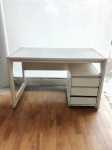 Mesa para escritório em madeira laqueada de branco. Acompanha gaveteiro (no estado). Mesa 74 x 120 x 72 cm.
