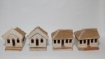 Quatro esculturas de barro cozido, representando casas, 2 com modelos diferentes. 12 x 14 cm e os outros 14 x 14 cm. (Dois apresentam quebrado no canto da calçada).