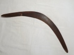 BOOMERANG   -   ferramenta multiuso, confeccionada em madeira  vergada por aborígenes australianos  que  servia entre outras coisas para se defender.   (Apresenta  pequena rachadura).  Mede  95cm. de comprimento.