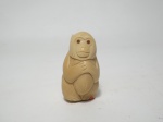 Escultura em marfim representando macaco. Alt. 5,5cm.