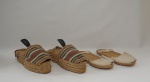 Dois pares de sandália em sisal e tecido. Continente asiático.