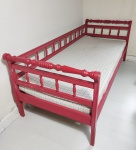 Cama de solteiro em madeira pintada na cor vermelha. Estilo marquesa. 76 x 198 x 90cm.