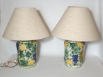 Par de abajures, porcelana decorada com frutos, folhagem e pássaros coloridos. Cúpula em traçado rajado na cor bege. Alt. total 52cm.