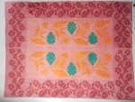 Tapete vermelho bordado com flores e folhagens nas cores verde, vinho e laranja medindo 1,93 x 1,50 = 2,89m². No estado.