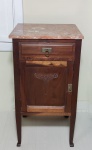 Mesa de cabeceira em madeira nobre, pês cachimbo, 1 gaveta, 1 porta entalhada com flores, puxadores em metal, tampo de mármore. 84 x 43 x 43cm.