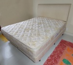 Cama box de casal, cabeceira em tecido rústico para fixação na parede. Acompanha colchão com mancha. 198 x 158cm.