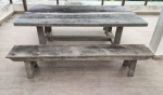 Mesa em maçaranduba com 4 tábuas para uso externo, acompanha 2 bancos, mesa com trava na parte inferior. Mede 210 cm de comprimento x 100 cm de largura x 80 cm de altura. Os bancos medem 210 cm de comprimento x 30 cm de largura x 44 cm de altura. A mesa solta o tampo. (Os bancos apresentam rachado em uma das laterais).