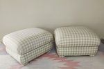 Par de puffs estofados em tecido quadriculado verde e branco. 40 x 70 x 60cm.