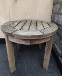 Mesa auxiliar em madeira maciça, no formato circular, com tampo ripado, medindo 53 cm de diâmetro x 44 cm de altura. (No estado).