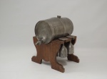 Pequeno barril para bebidas e 4 tacinhas em estanho, base em madeira. 20 x 18 x 13cm.