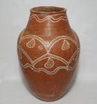 Vaso indígena em barro cozido. Rachado na borda. Alt. 61cm.