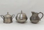 Três peças em estanho: 2 açucareiros e 1 leiteira. Alts. 10 a 11cm.