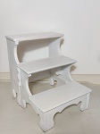 Escada com 3 degraus, madeira pintada na cor branca. 58 x 48 x 57cm.