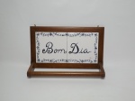 Cabide para toalha decorado com 2 azulejos pintados à mão com motivos florais e a impressão BOM DIA. Mede 37 cm x 20 cm.