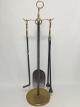 Kit para lareira composto de 4 peças, sendo 1 suporte em ferro com base em bronze e 3 peças em ferro com pegas em bronze. O suporte mede 70 cm de altura e as peças medem 54 cm de altura. (Falta 1 peça).