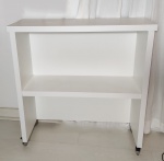 Aparador em madeira laqueada de branco, 1 prateleira. Com rodízios. 90 x 85 x 32cm.
