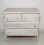 Cômoda em madeira decorada com patina, 4 gavetas, puxadores de madeira. Tampo em mármore bege Bahia. 90 x 96 x 46cm.