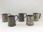 Cinco canecas em estanho, uma delas com alças de chifre. Alt 11cm.