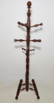 Cabideiro em madeira, pés trípodes, haste balaustre. Alt. 183cm.