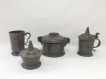 Quatro peças em estanho: 3 açucareiros e uma caneca. Alts. 10 a 15cm.