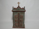 Oratório mineiro, madeira patinada em verde e vermelho, 2 portas almofadas decoradas com flores e encimada por cruz e pinhas, interior pintado com Rosas de Malabar, 40 x 20 x 11cm.