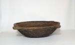 Antiga e grande gamela com 4 pegas, ricamente entalhada com flores e volutas, em madeira, medindo 46 cm de comprimento x 39 cm de largura x 13 cm de altura (consta rachado e 1 furo).