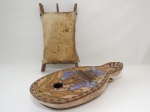 Dois instrumentos musicais: Kalimba feita a partir de cabaça, decorada com flores pirogravada e tambor xamânico  em couro e madeira. Comps. 30 e 39cm.