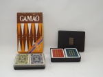 Três jogos sendo gamão e dois decks de baralhos.