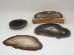 Quatro peças feitas a partir de drusas de cristal rochoso: 2 cinzeiros (1 com rachado) e 2 placas em ágata. Comps. 12 a 21cm.