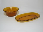Dois itens em vidro na cor âmbar, da marca Duralex : 1 tigela medindo 23 cm de diâmetro e 1 travessa medindo 26 cm de comprimento e 19 cm de largura (com marcas de uso).