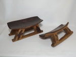 Dois bancos africanos em madeira rústica, pés com trava. 15 x 38 x 18cm. (1 banco falta uma perna).